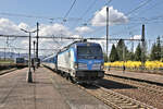 Aus Cheb fährt hier am 19.4.2023 uum 12.01 Uhr der R Krusnohor nach Prag in den Bahnhof Kadan Prunerov ein.