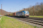 193 833-1 durchfährt mit einem Containerzug Elm am 19.04.2023