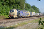 Vectron 193 777 der Lokomotion legt sich mit einem Zug des kombinierten Verkehrs in die Kurve am Nordende des Bahnhos Aßling an der Strecke München - Rosenheim.