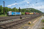 193 100-5 zu sehen mit einem Containerzug bei der Durchfahrt von Gemünden/M am 24.05.2023