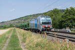 6193 112-0 zu sehen mit einem leeren Autozug am 04.07.2023 in Thüngersheim.