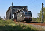 KLV-Zug (Schenker AG) mit 193 710-1 (X4 E - 710 | Siemens Vectron) überquert die Saale in Schkopau Richtung Merseburg Hbf.