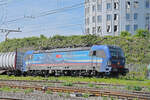 Siemens Vectron 193 523-8 durchfährt am 04.05.2023 den Bahnhof Pratteln.