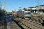 Ein beliebter Treff von Eisenbahn-Fotografen ist der Bahnsteig der S20 am Heimeranplatz in München. Doch an diesem sonnigen Montagvormittag war ich alleine. Die glänzende 6193 131 der Railpool ist mit einem Zug des KLV unterwegs, vermutlich nach Kufstein. (Die S20 verkehrt übrigens nur gelegentlich zur Hauptverkehrszeit.)
München Heimeranplatz, Montag, 18. Dezember 2023