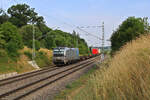 Railpool 193 826-5 erreicht mit einem KV-Zug Oberdachstetten in Richtung Würzburg.