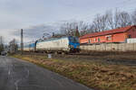 R615 Von Cheb nach Prag wurde am 05.02.2024 von 193 695 gezogen, welche die CD geleast hat. Der Zug fährt in Kürze durch den Bahnhof Nebanice. 