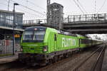 FLIXTRAIN GmbH, München [D] mit der ELL Vectron  193 943  [NVR-Nummer: 91 80 6193 943-8 D-ELOC] und Wagengarnitur am 30.03.24 Durchfahrt Bahnhof Berlin Hohenschönhausen.