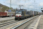 Vectron 193 702 der Beacon Rail, vermietet an Mercitalia Rail, durchfährt Treuchtlingen auf dem Weg nach Süden.