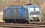 193 990-9 (Siemens Vectron) ruht sich im Bahnhof Halle-Nietleben aus.
Mit Tele-Zoom außerhalb der Gleise aufgenommen.

🧰 Railpool GmbH, zum Aufnahmezeitpunkt vermietet an die LTE Logistik- und Transport-GmbH (LTE)
🕓 19.3.2024 | 8:13 Uhr