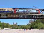 Siemens Vectron 193 467-8 auf der Braunauer Brücke in München mit den Wägen von Centralbahn und dem Partyzug, bringen die Fans von Eintracht Frankfurt nach München zum