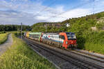 SBBCI 193 462 ist mit einer RoLa unterwegs in Richtung Freiburg (D). Aufgenommen in Hornussen AG (CH) am Abend des 23.05.2024.