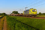 Eine interessante Leistung auf der Rollbahn konnte ich am 15. Mai 2024 im schönsten Abendlicht bei Brillkamp fotografieren. Die für Green Cargo fahrende 193 409 bespannte den DGS 44743 von Malmö nach Rheinkamp. Der gemischte Güterzug, der allerdings primär dem Transport von Langschienen diente, hatte als finales Ziel Wien. Ab dem Ruhrgebiet übernahm dann ein ÖBB Taurus die Traktionierung. Ursprünglich verkehrte diese Leistung über Tschechien nach Rostock. Dort ging es dann per Schiff nach Schweden weiter. Seit Einstellung des Trajekts über die Ostsee wird der Landweg gewählt. 