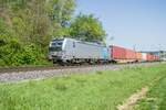 193 993-3 am 30.04.2024 bei Himmelstadt mit einem Containerzug.