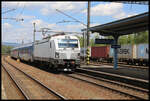 Der Krusnohor nach Cheb fährt hier am 8.6.2024 um 13.10 Uhr mit Zuglok 193973 durch den Bahnhof Nove Sedlo u Lokte.