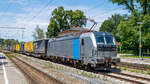 RAILPOOL Vectron 91 80 6193 156 mit einem KLV-Zug am 15.07.2024 bei der Durchfahrt durch den Bahnhof Aßling in Richtung Rosenheim.