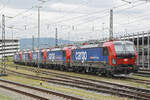 Am 26.08.2024 stehen fünf Fabrikneue Siemens Vectron für SBB Cargo auf einem Abstellgleis beim badischen Bahnhof.