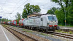  I do the Job of 40 Trucks  verspricht die 91 80 6193 597 vor einem KLV-Zug bei der Durchfahrt durch den Bahnhof Aßling am 13.07.2024