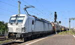 Die weiße ELL Vectron  193 512  [NVR-Nummer: 91 80 6193 512-1 D-ELOC], Mieter weiterhin? mit einem Getreidezug am 05.09.24 Durchfahrt Bahnhof Magdeburg-Neustadt.