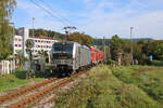 Railpool 193 806-7 verlässt den Haltepunkt Rödental Mitte und passiert das Einfahrvorsignal des Bahnhofs Rödental mit ihrem RE19 zur Fahrt nach Nürnberg Hbf. (01.10.2023)