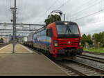 SBB - Lok 91 80 6 193 476 mit 2 Güterwagen bei der durchfahrt im Bhf.