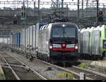 SBB - Loks 91 80 6 193 657-4 + 193 61-6 mit Güterzug bei der durchfahrt im Bhf.