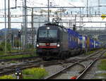 SBB - Lok 91 80 6 193 701-0 mit Güterzug unterwegs in Pratteln am 2024.09.30 ... Standort des Fotografen ausserhalb der Geleise auf der Strasse