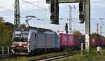 Die ziemlich neue Railpool Vectron  6193 175  [NVR-Nummer: 91 80 6193 175-7 D-Rpool], aktueller Mieter? mit einem Containerzug am 17.10.24 Höhe Bahnhof Magdeburg Neustadt.