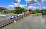 193 882 mit einem Containerzug am 10.06.2024 bei Plattling.