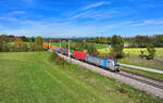 193 122 mit einem Containerzug am 17.10.2024 bei Kumpfmühl.