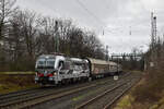 Grau in Grau. Ebenso grau wie der Himmel präsentiert sich 193 175 welche von Rail Force One angemietet ist in Grevenbroich Erftwerk. Mit einem gemischten Güterzug fährt sie hier durch Erftwerk in Richtung Köln.

Grevenbroich 25.01.2025