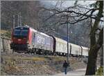 Kurz nach Villeneuve ist die von SBB Cargo gemietet 193 062 mit einem kurzen Güterzug auf der Fahrt in Richtung Lausanne. 

14. Januar 2025