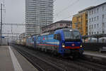 Doppeltraktion, mit den Siemens Vectron 193 534-5 und 193 524-6 durchfährt am 06.02.2025 den Bahnhof Pratteln.