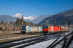 Selzthal. An diesem frühlingshaften 22.02.2025, überholt die 1293 118 der ÖBB die 6193 116 von Railpool samt Schwesterlok im Bahnhof Selzthal.