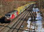 Holzleerzug von Leipzig Engelsdorf über Bad Schandau und dem Egertal nach Cheb. Mit der 193 749  Caro Motion Werbelok. Aufgenommen in Nebenice von der Fußgängerbrücke aus am 18.02.2025 aufgenommen. 