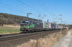 193 265 ist mit einem Aufliegerzug in Richtung Süden bei Kerzell am 19.02.2025 unterwegs.