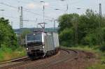 193 804 Railpool / BoxXpress mit Containerzug am 15.08.2013 in Gtzenhof gen Fulda. 