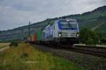 193 880 mit einen Containerzug Richtung Würzburg bei Thüngersheim am 16.07.14.