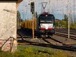 Vectron X4E-874 wartet am 18.08.2014 mit ihrem Zug auf die Ausfahrt in Nordhausen.