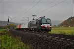 X4E-851 -MRCE-(193 851) bei Haarbach mit einen Containerzug am 11.11.14 unterwegs.