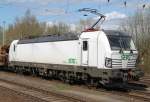 SETG-Vectron 193 831-5 stand am Nachmittag des 17.04.2015 mit dem Holzzug von Rostock-Bramow nach Stendal-Niedergrne im Bahnhof Rostock-Bramow.