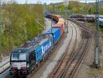 Boxpress 193 850 verlässt mit Containerzug den Bahnhof Crailsheim.