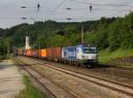 Die 193 882 mit einem Containerzug am 16.05.2015 bei der Durchfahrt in Wernstein.