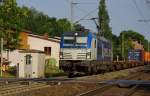 193 880 von boxXpress mit einen Containerzug gesehen am Bahnübergang von Vollmerz am 12.08.15.