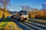 X 4E-855 (193 855) von MRCE ist in der Nachmittagssonne mit einen Autozug (Audi) der in Richtung Norden unterwegs ist abgelichtet bei Gambach 09.12.15.