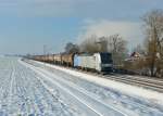 193 817 mit einem Kesselzug am 06.01.2016 bei Langenisarhofen.