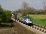 Die 193 881 mit einem Containerzug am 10.04.2016 unterwegs bei Langenisarhofen.