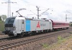 193 811-7 (retrack) am 2. 7. 2016 bei der Durchfahrt Bahnhof Riedstadt-Goddelau mit einem Tanzwagen WGmh 55 80 89-80008-7 der Firma Müller Toristik, Münster