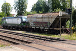 Eine ungewöhnliche Konstellation mit mir unbekannter Ursache: 193 242-5 mit einem Schüttgutwagen am westlichen Bahnsteigende in Plattling 01.07.2016