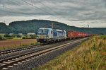 193 881 von boxXpress zieht einen Containerzug in Fahrtrichtung Süden gesehen am 09.08.16 bei Harrbach.