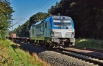 193 881 ist am 24.08.16 mit einen Containerzug bei Burghaun in Richtung Süden zu sehen.